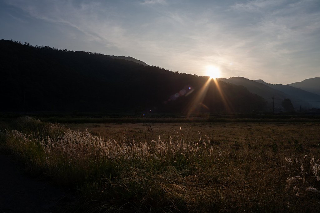 山の稜線からの朝日の出。