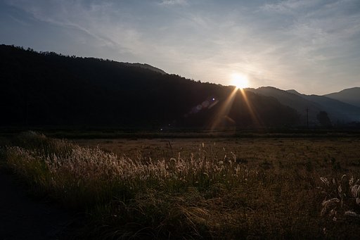 山の稜線からの朝日の出。