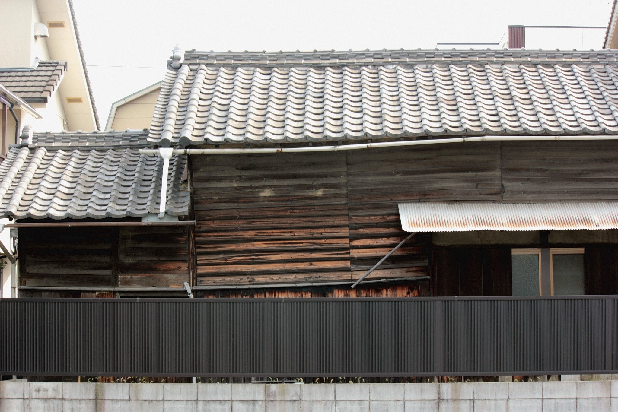 街道の家屋トタン造り 
