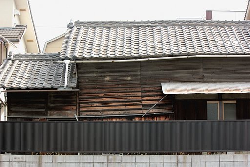 街道の家屋トタン造り 