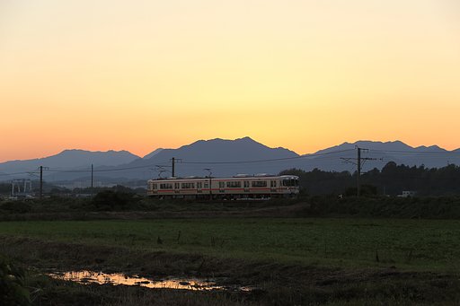 夕暮れのローカルカー