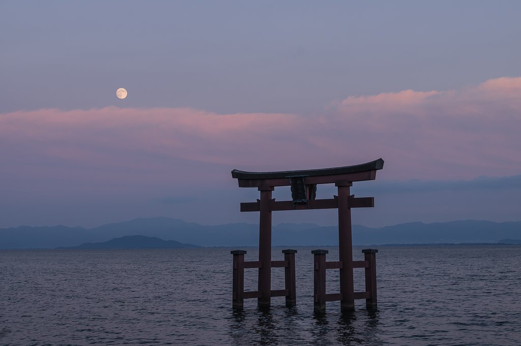 名月昇る
