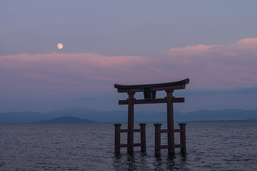 名月昇る