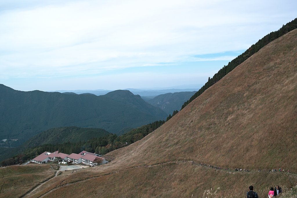 【旅】　近くは人の行列、遠くは遥か山々