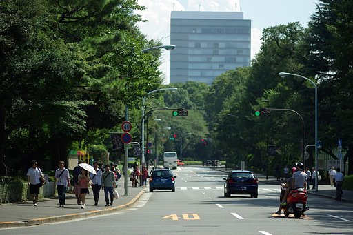 若者たちが憩う街