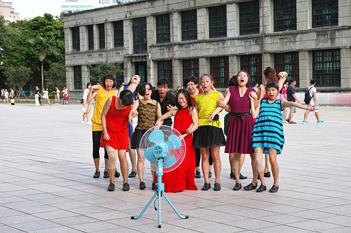 踊るダンサーたち