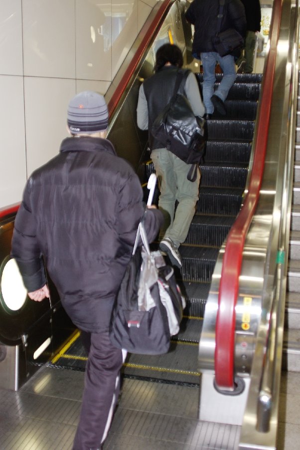 大阪は、短いエスカレータでも左側通行。