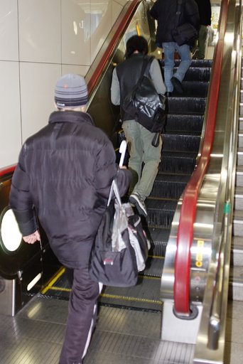 大阪は、短いエスカレータでも左側通行。