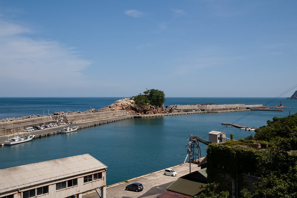 良く晴れた田後港。