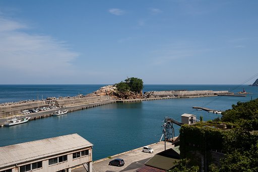 良く晴れた田後港。