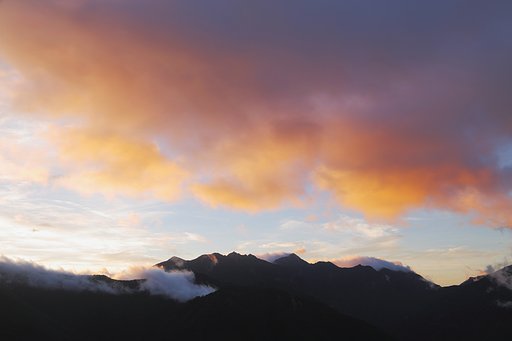 巨大な朝焼け雲
