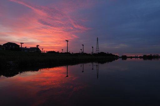 赤とブルーの夜明け