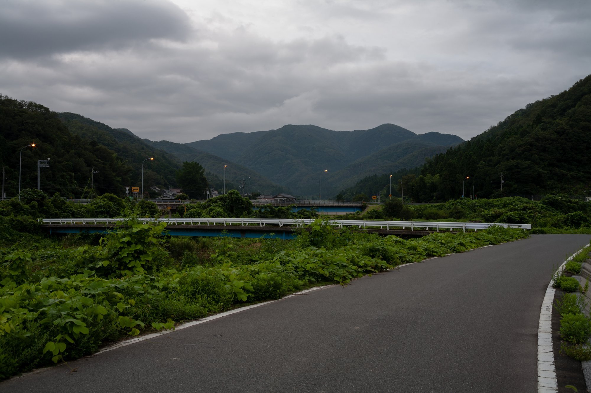 暗い曇り空。