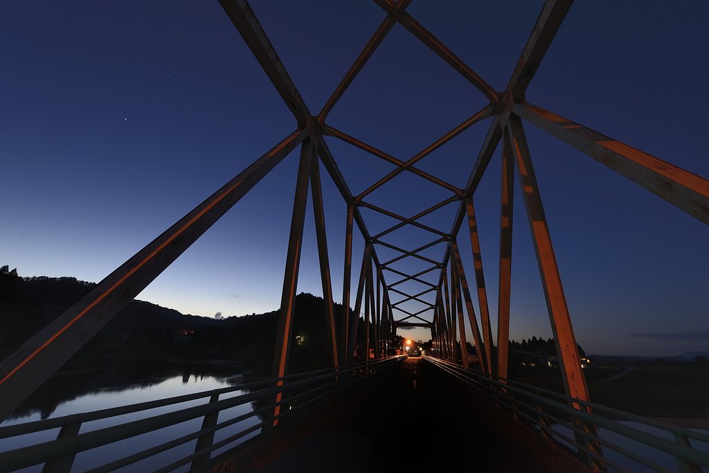 夕暮れの橋