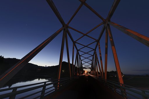 夕暮れの橋
