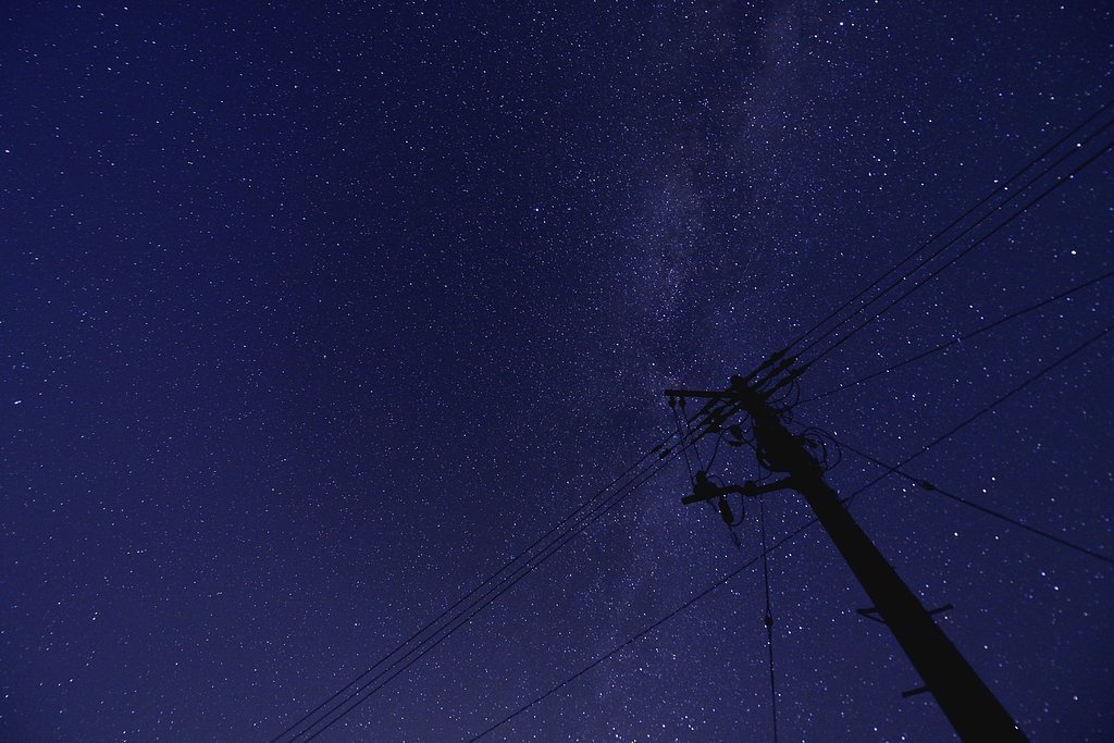 電柱と星空