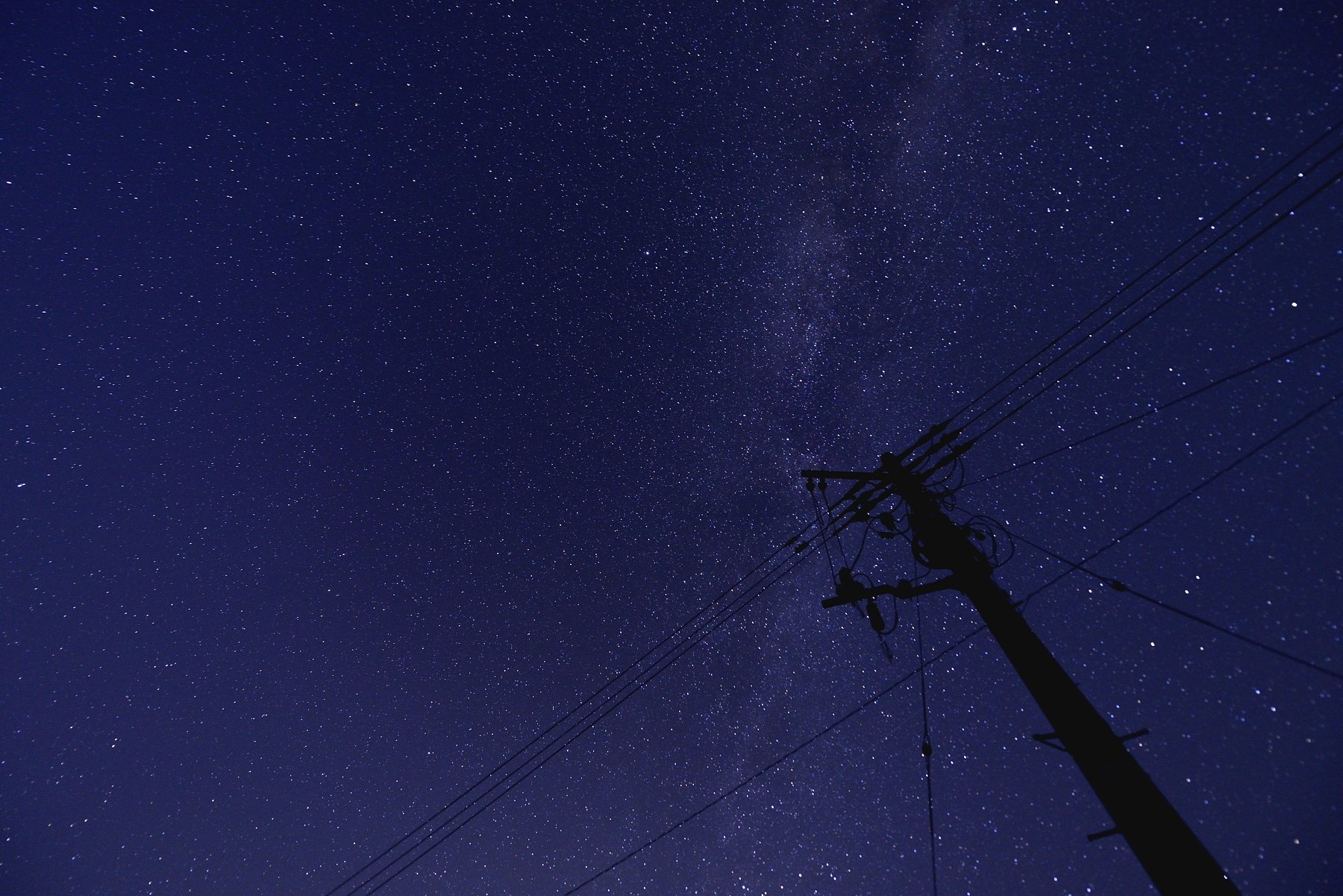 電柱と星空