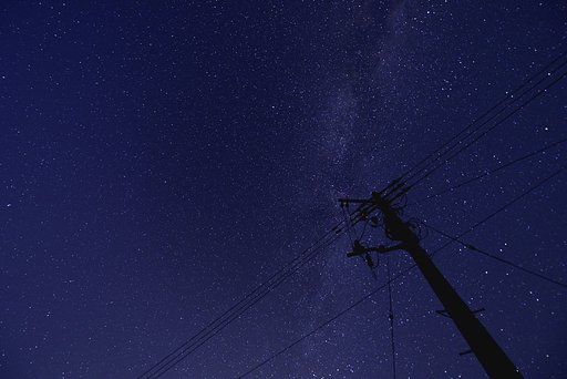 電柱と星空