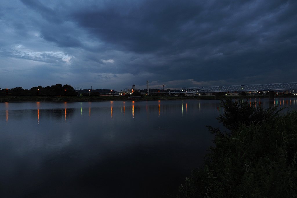 重い雲の夜明け