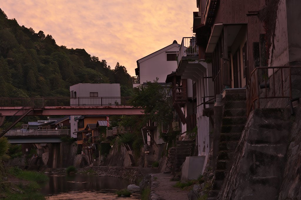 川沿いの家並