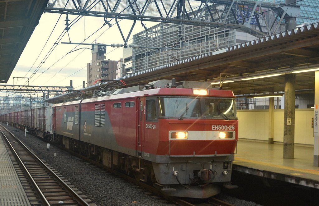 早朝の池袋駅　コンテナ専用列車