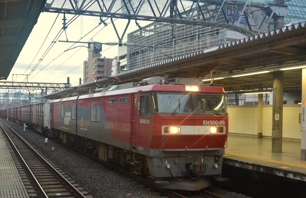 早朝の池袋駅　コンテナ専用列車