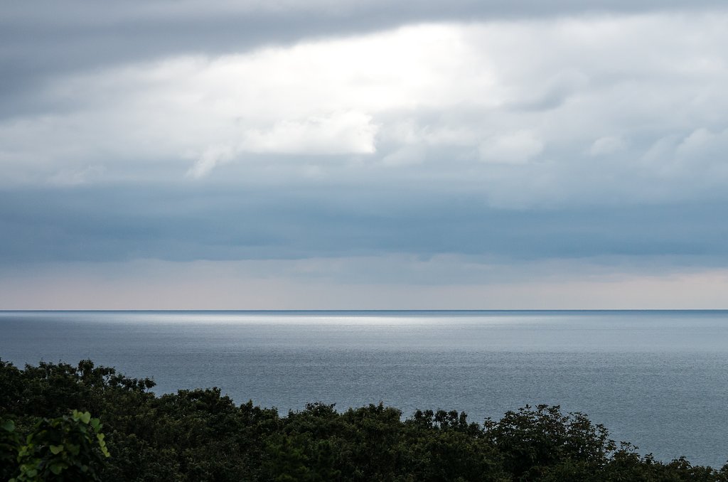 光る海