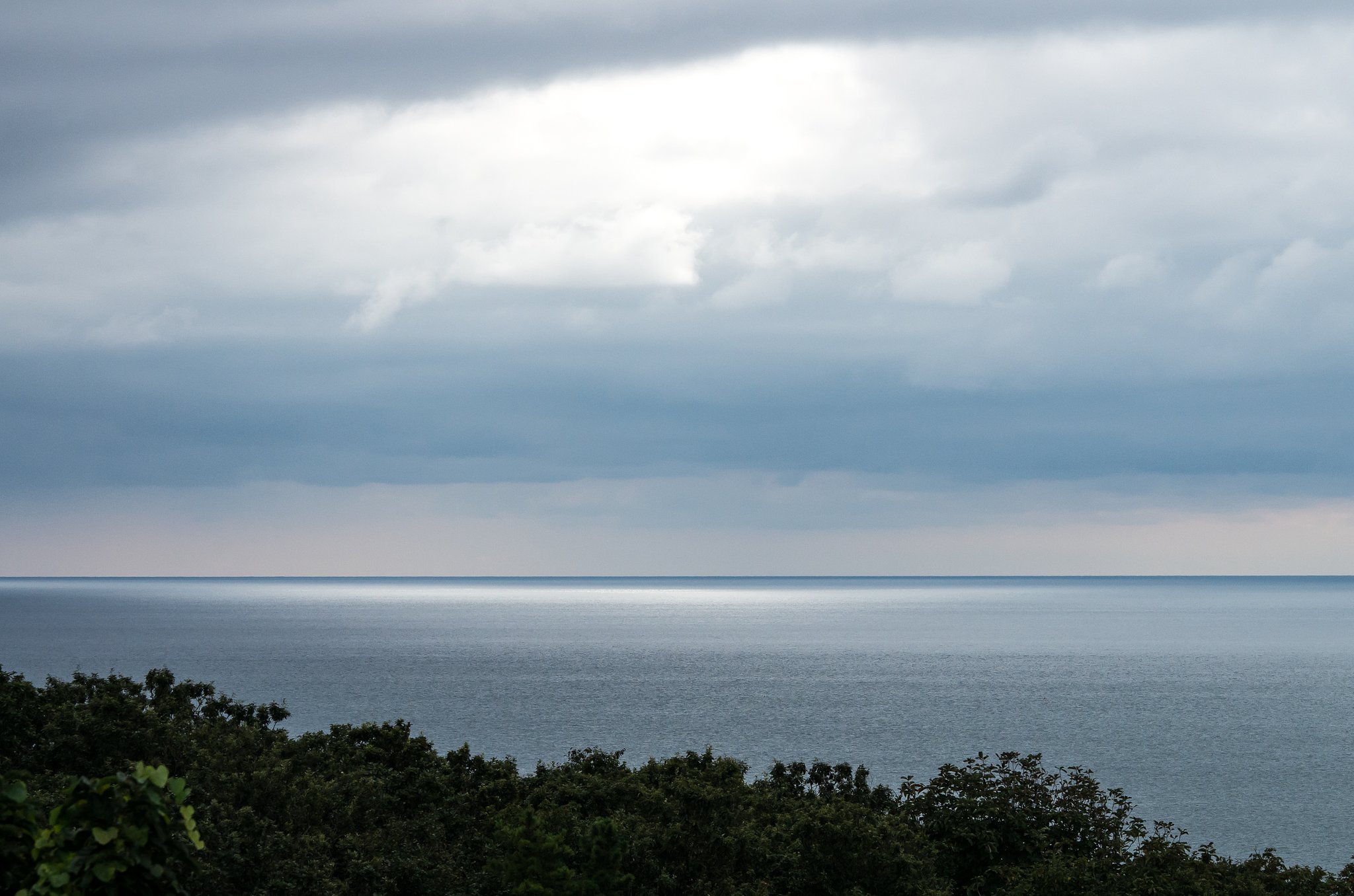 光る海