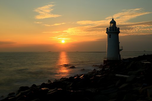伊良湖岬灯台と夕日