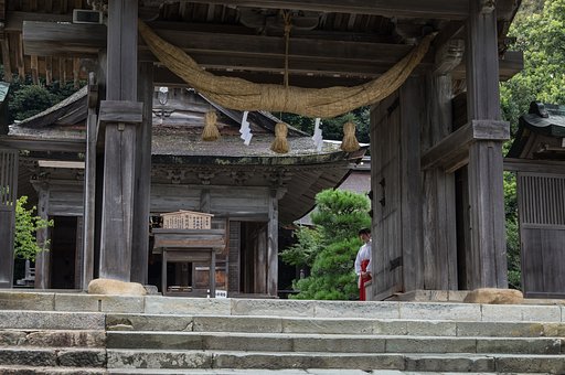 巫女さんがお出迎え