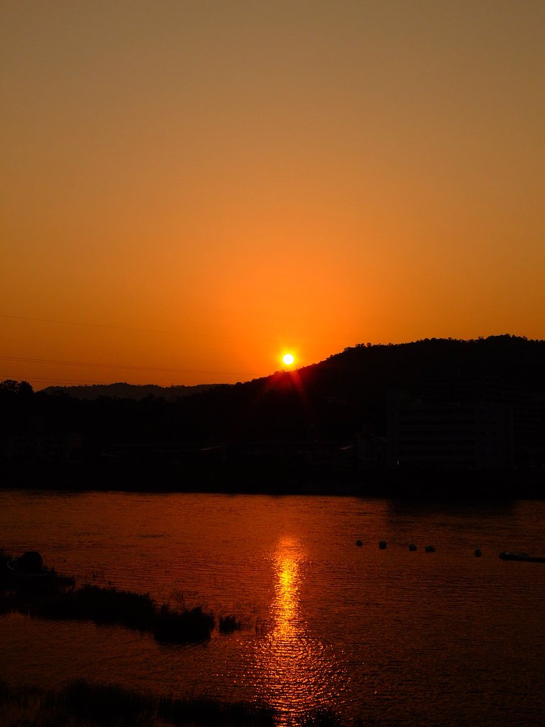 朝日と川面