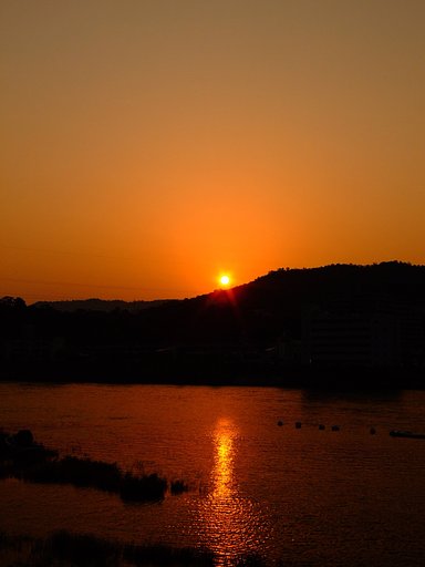 朝日と川面