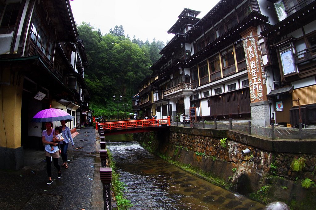 【笑】雨の銀山温泉
