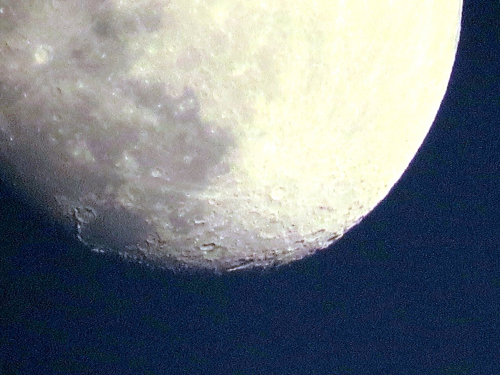 遊び真昼の月