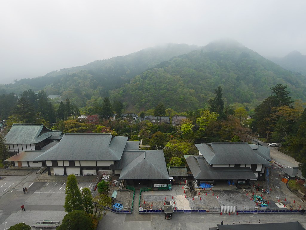 けむる山寺