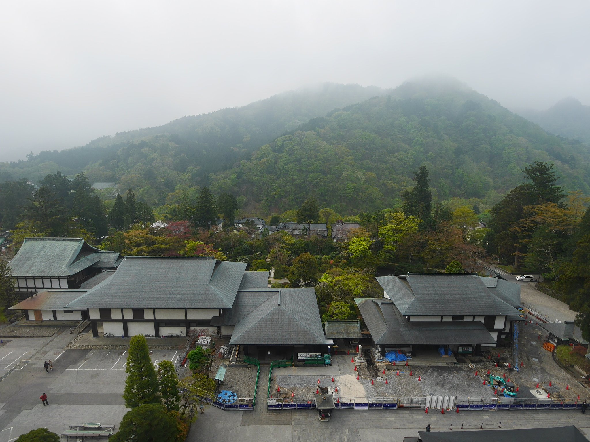 けむる山寺