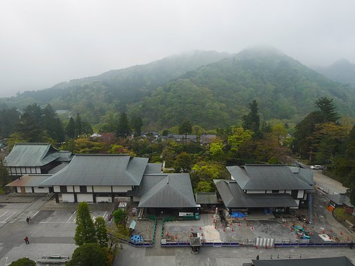 けむる山寺