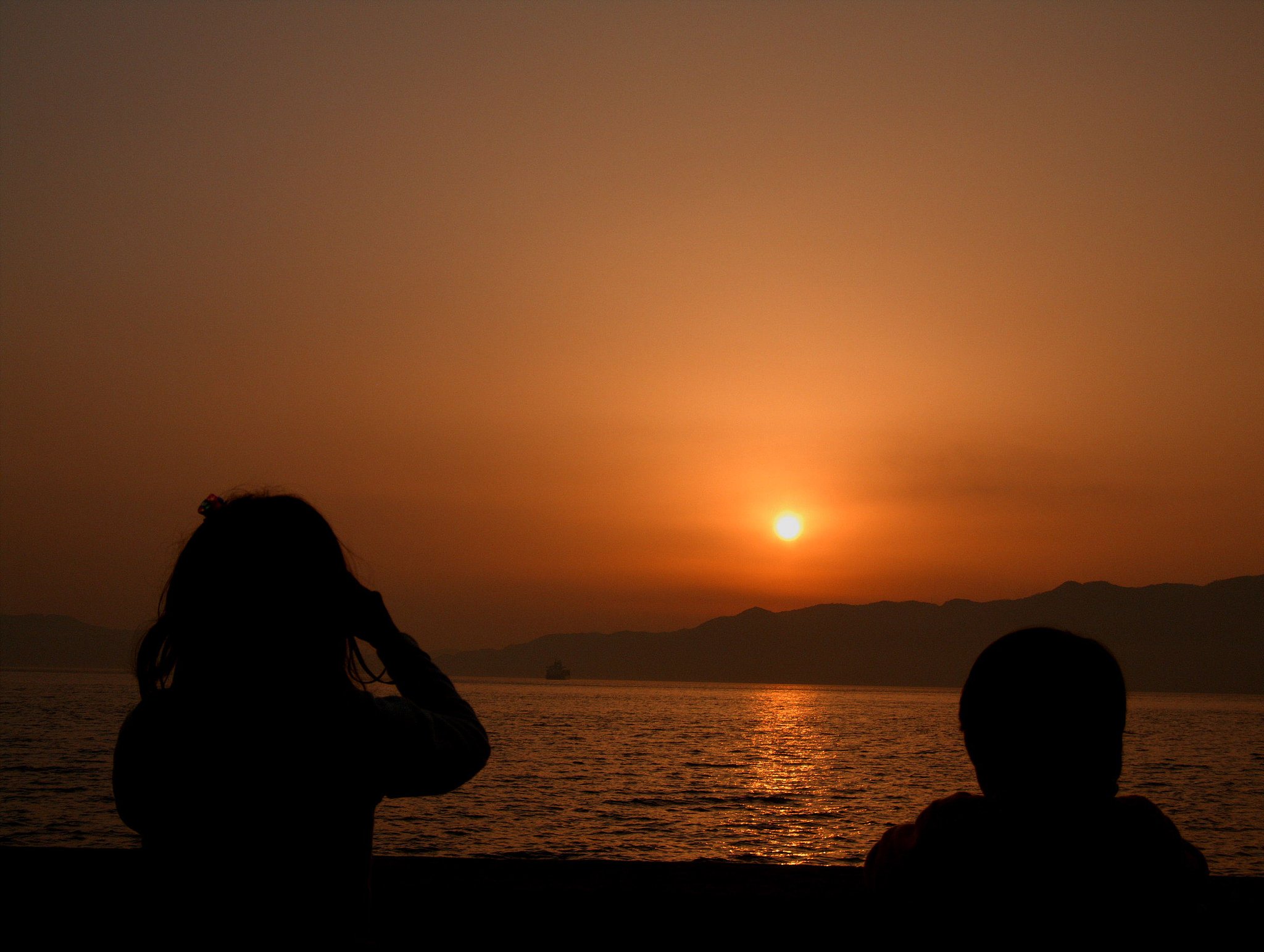 瀬戸内海の夕日（シルエット構図、レタッチ）