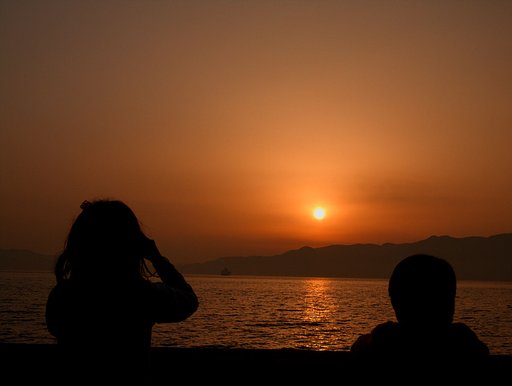 瀬戸内海の夕日（シルエット構図、レタッチ）
