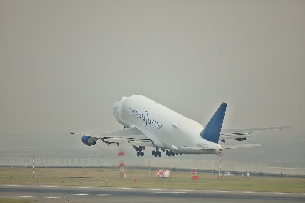 Dreamlifter Boeing 747-4H6 LCFテイク・オフ
