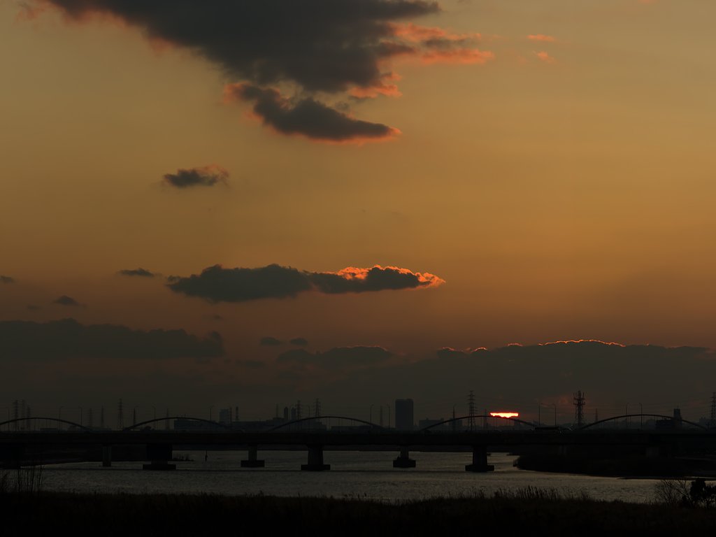 夕日と街と川の刻