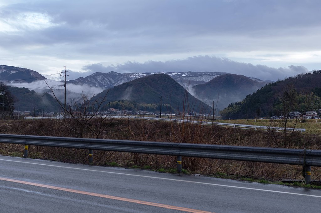 扇の山に雪。