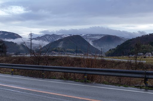 扇の山に雪。