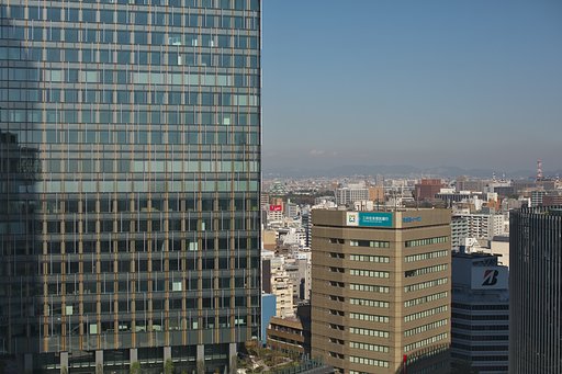 ビルの谷間に