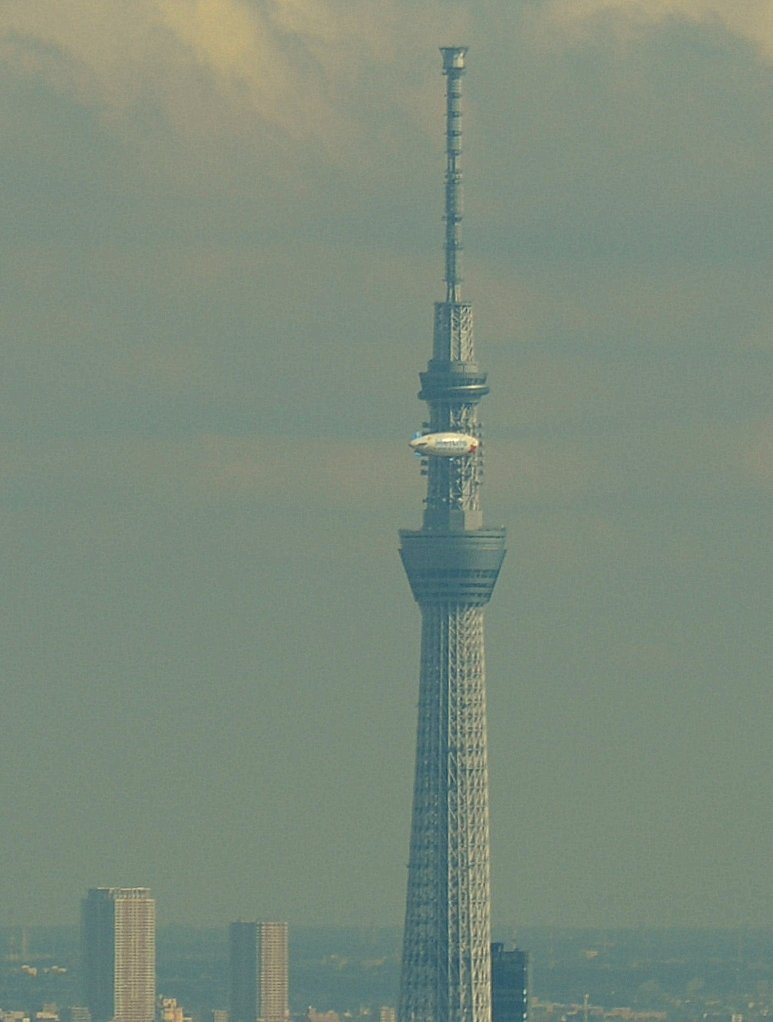 東京スカイツリーと飛行船