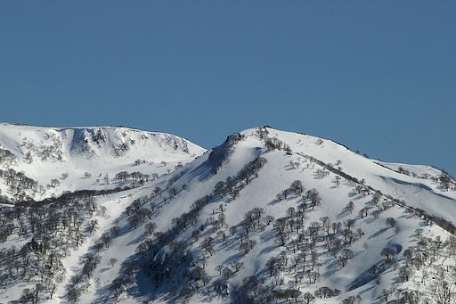 雪山にもやっと春の気配