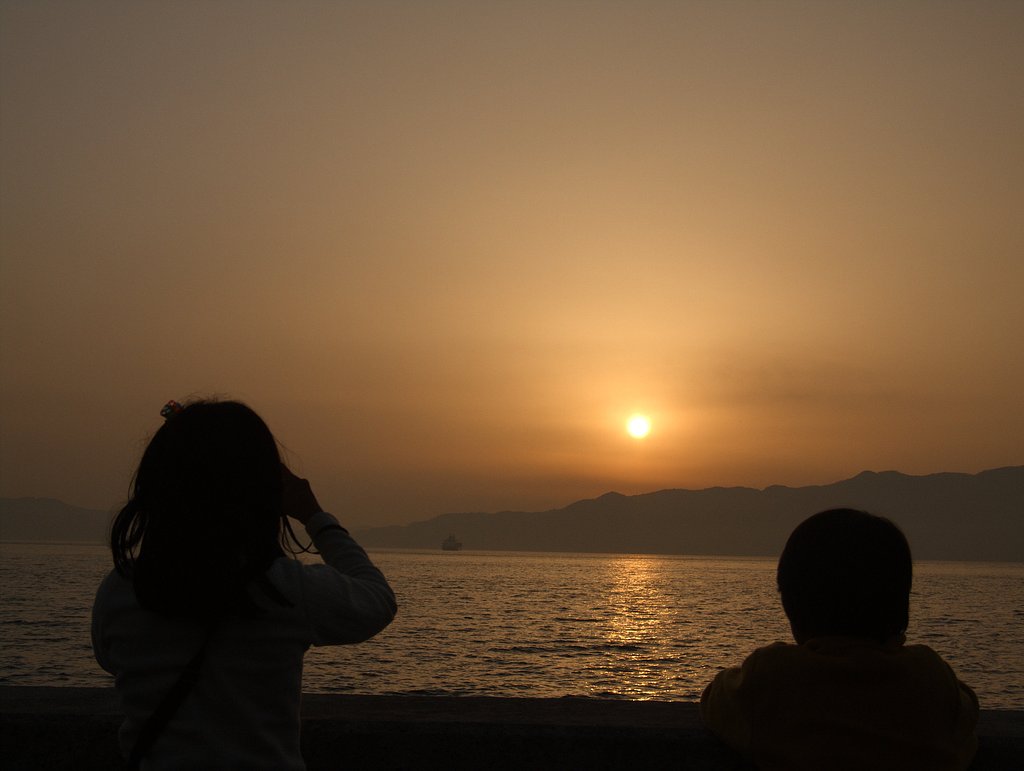 瀬戸内海の夕日（シルエット構図）