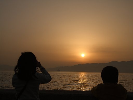 瀬戸内海の夕日（シルエット構図）