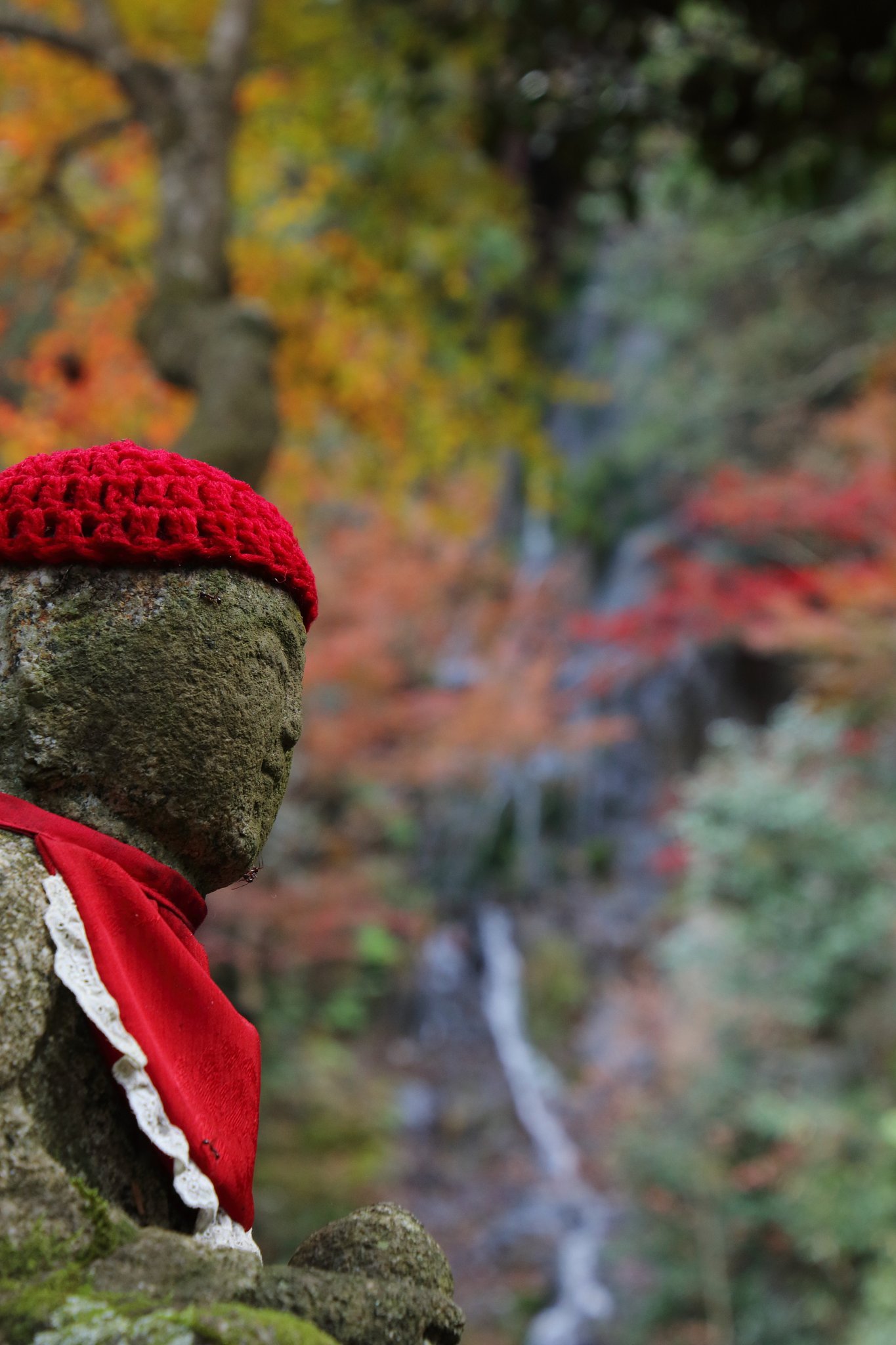 広島市西区三瀧寺　二の滝とお地蔵さま（縦構図）