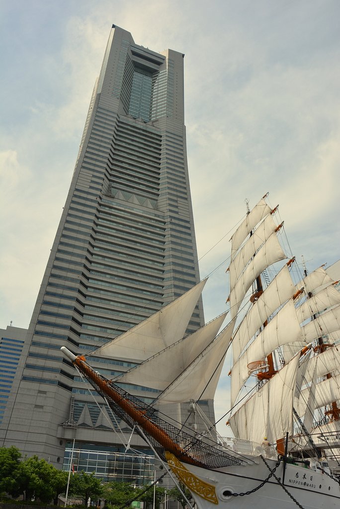 帆船日本丸とランドマークタワー